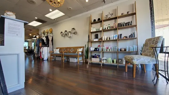 https://cdn.salonspotlight.com/photos/hXQDBYpy8bqNL72Vs7wy/c5ad197c-2f54-45d6-9b32-7977a589e101_720x720