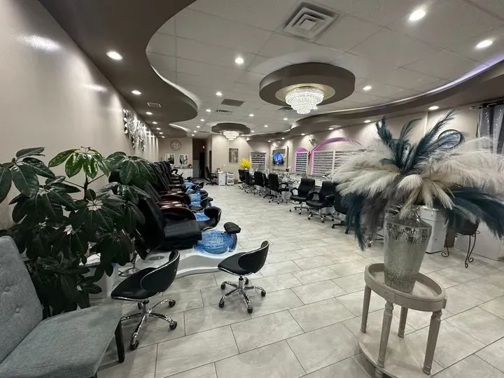 https://cdn.salonspotlight.com/photos/hXY4JYW5JUwmzxpiEwqN/4dce71f7-729d-4471-bb27-89178754b336_720x720