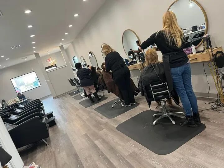 https://cdn.salonspotlight.com/photos/hXZTQfY08QTT76gkKvjD/bdb45e17-17e2-4cb3-977f-4cf07eea0a5c_720x720