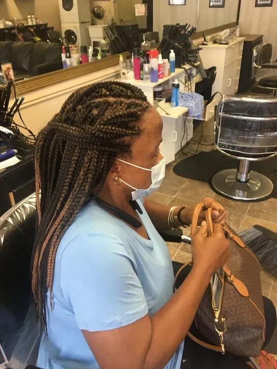 https://cdn.salonspotlight.com/photos/hY3lp0qvASPZJbGiGOOR/b5dbf766-0713-4f03-953f-84a6bd085413_720x720