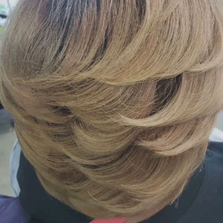 https://cdn.salonspotlight.com/photos/haGDOUkjWahOth08sVpQ/2f481008-0670-4de4-815e-6d45a9553f36_720x720