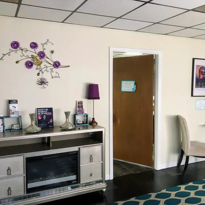 https://cdn.salonspotlight.com/photos/haqcnlkOeTZj8SMMGGhh/893b8fa2-d66c-49f9-8fe1-8d5116e3a4f3_720x720