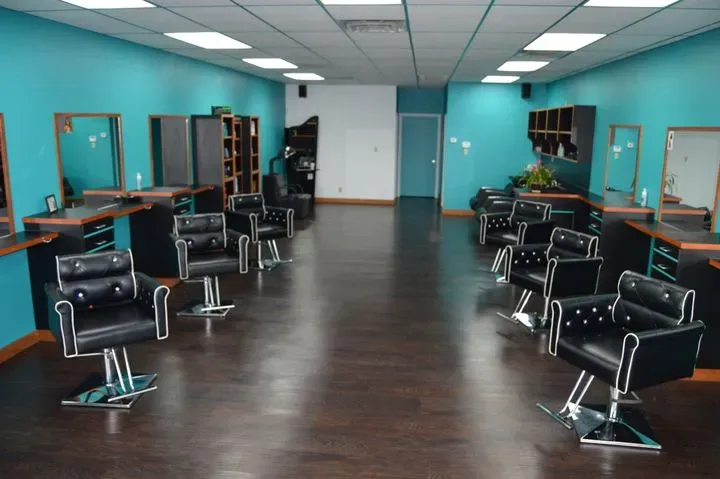 https://cdn.salonspotlight.com/photos/hcBO2lEmmTo5lEEgPtyh/0b03486b-0c2c-496b-93da-b3158615084a_720x720