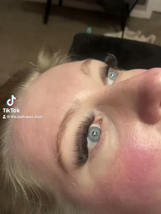 https://cdn.salonspotlight.com/photos/hdIURIiVhrVbFLCwzsVe/9dc7e611-b281-46f3-b855-b44050a63399_720x720