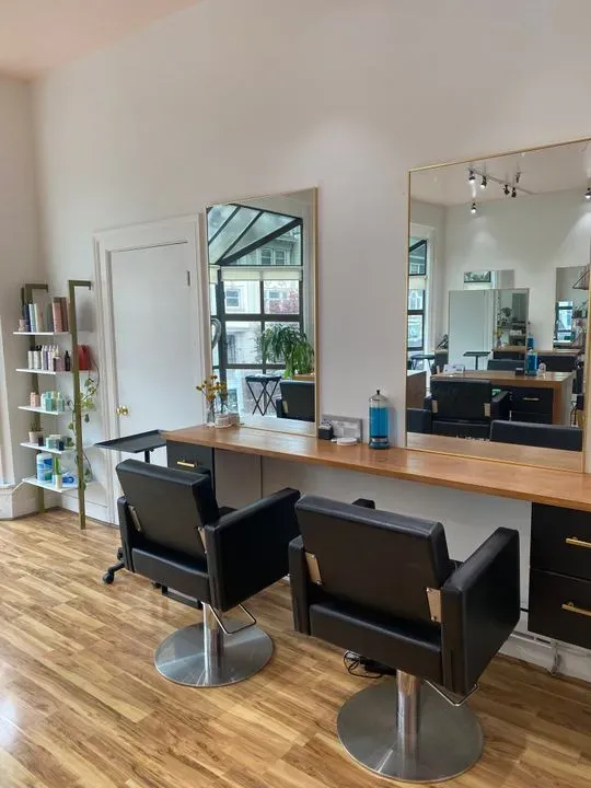 https://cdn.salonspotlight.com/photos/hfcH9uAM1cF47YhOHXNU/555eaf46-379b-4923-a651-3f412fe195d4_720x720
