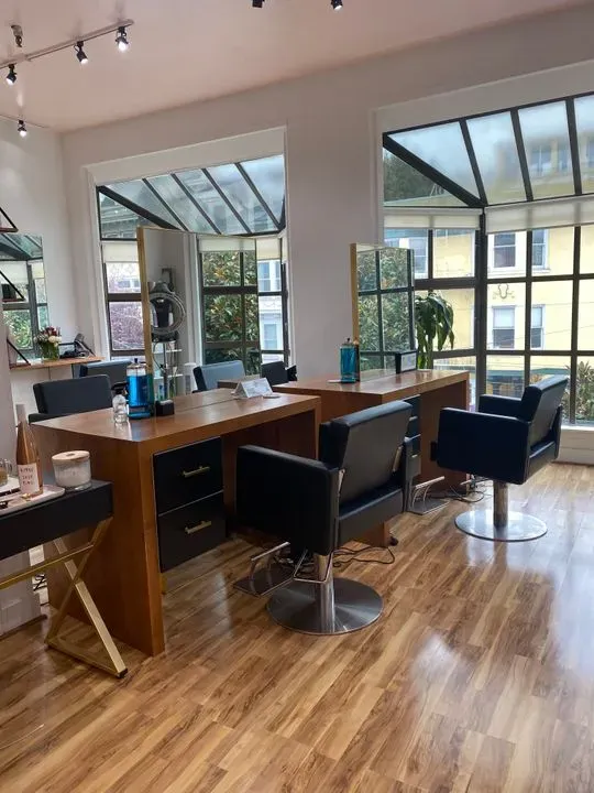 https://cdn.salonspotlight.com/photos/hfcH9uAM1cF47YhOHXNU/65bb2b51-10f9-4faa-85ec-3208b5813ad0_720x720