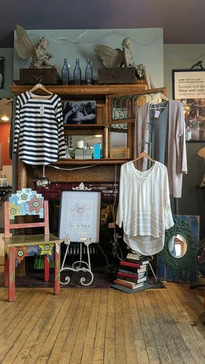 https://cdn.salonspotlight.com/photos/hgIQIT18ZV63GeSuSu1f/908e132b-b9e4-4749-8f04-65565ff2e00c_720x720
