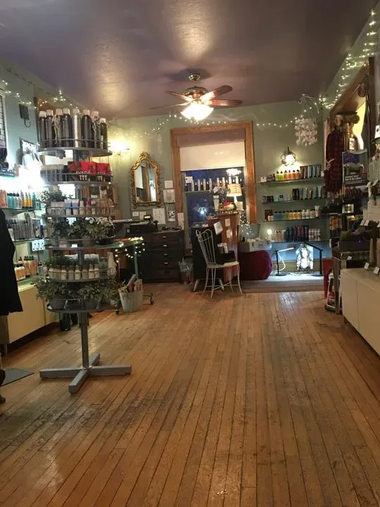 https://cdn.salonspotlight.com/photos/hgIQIT18ZV63GeSuSu1f/a03ea8a2-748d-4593-a7f3-2006bc028678_720x720