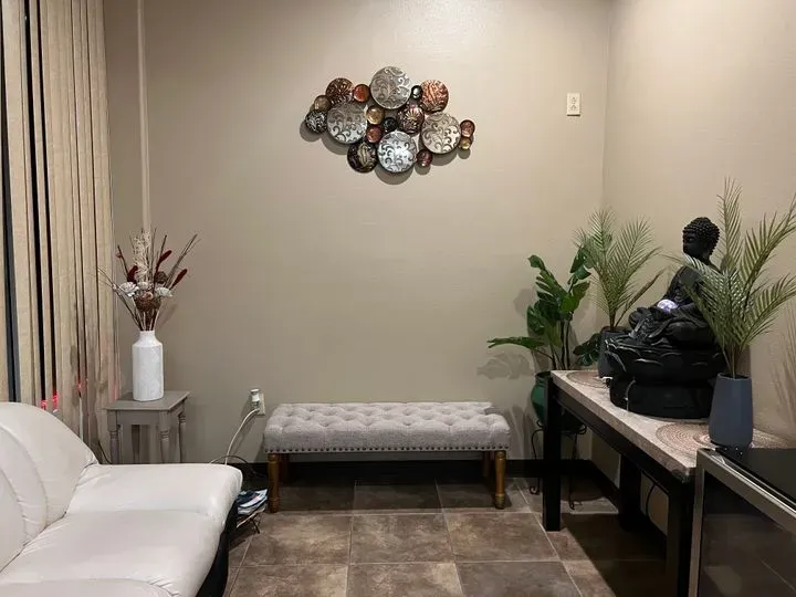 https://cdn.salonspotlight.com/photos/hgS5Er1otKVire1a443B/466805bf-32aa-4280-9f16-20bf12fae9e8_720x720
