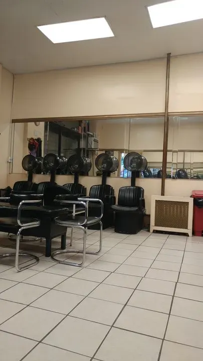 https://cdn.salonspotlight.com/photos/hhFWzyLnCSELc7kpDxz5/7923bc35-f3d9-4c0c-9cf9-352c717a1c72_720x720
