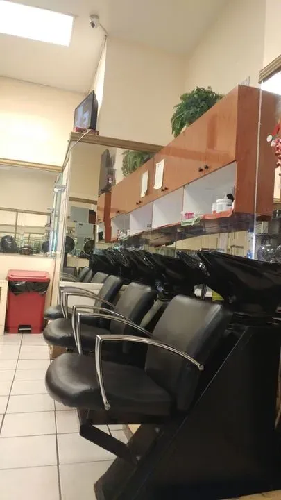 https://cdn.salonspotlight.com/photos/hhFWzyLnCSELc7kpDxz5/ca1a9405-4fe1-4354-b750-5e321674d433_720x720