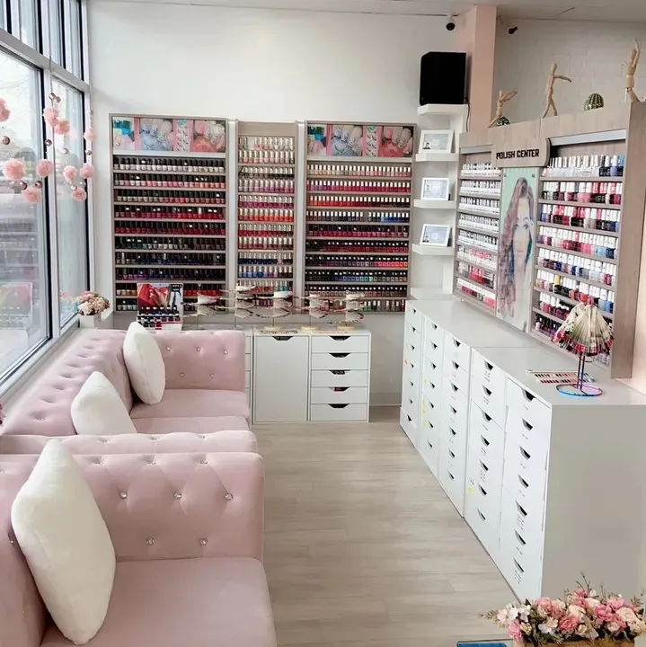 https://cdn.salonspotlight.com/photos/hhvB05yDzkQlKBOyabNp/0d9c33e6-58b0-4653-adfa-81a1871e1866_720x720
