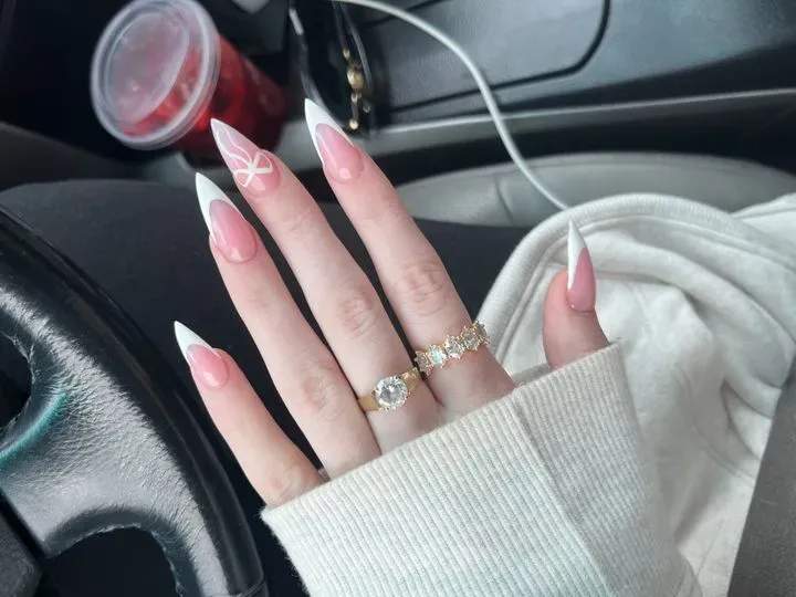 https://cdn.salonspotlight.com/photos/hi4Rtn1t4ryL4dXSC34H/02e24320-0061-491f-bac2-4e24e50a8e23_720x720