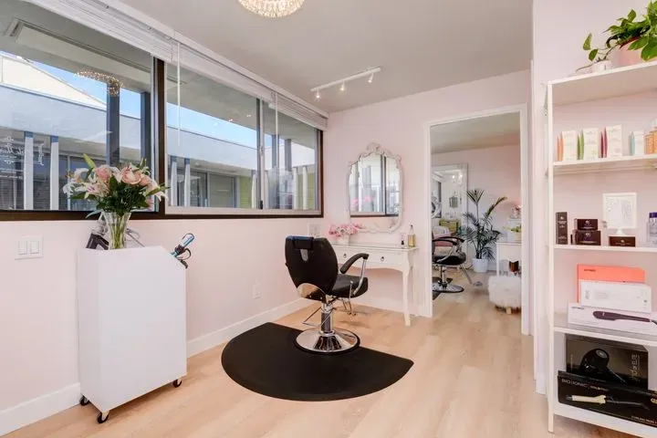https://cdn.salonspotlight.com/photos/hj0HE7jYu7omztz4BcM8/8601766d-464b-4c00-ad52-e45d935e3afb_720x720