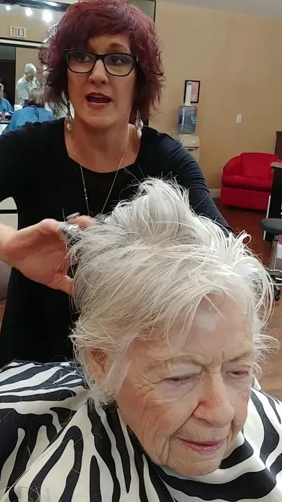 https://cdn.salonspotlight.com/photos/hktVS2FqOmYpgEb6HJlX/64e54f6a-8d0d-4edc-9552-61027a7e9a00_720x720