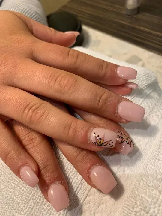 https://cdn.salonspotlight.com/photos/hoVDlz4RUNFNuQeSuckf/17e49bcd-face-4b4f-87c1-ef5da4161b9c_720x720
