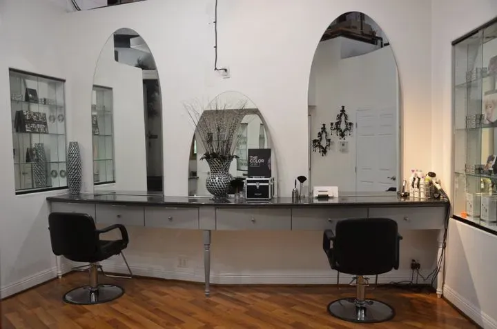 https://cdn.salonspotlight.com/photos/hpjwxcZlg3D4PftAcgxv/418ac06d-22a2-47fd-9c66-4d1683c2d546_720x720