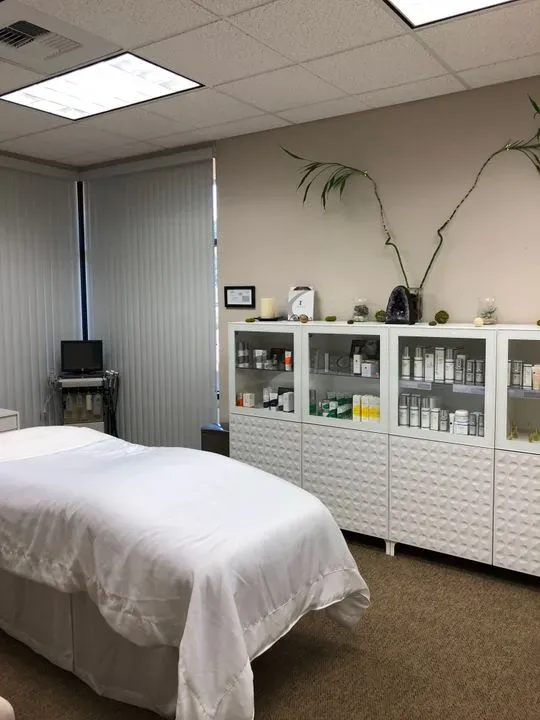 https://cdn.salonspotlight.com/photos/hptdIKTGtn2HpEZo320G/8da70384-fa6e-48e2-9312-812b3a2c7fb3_720x720