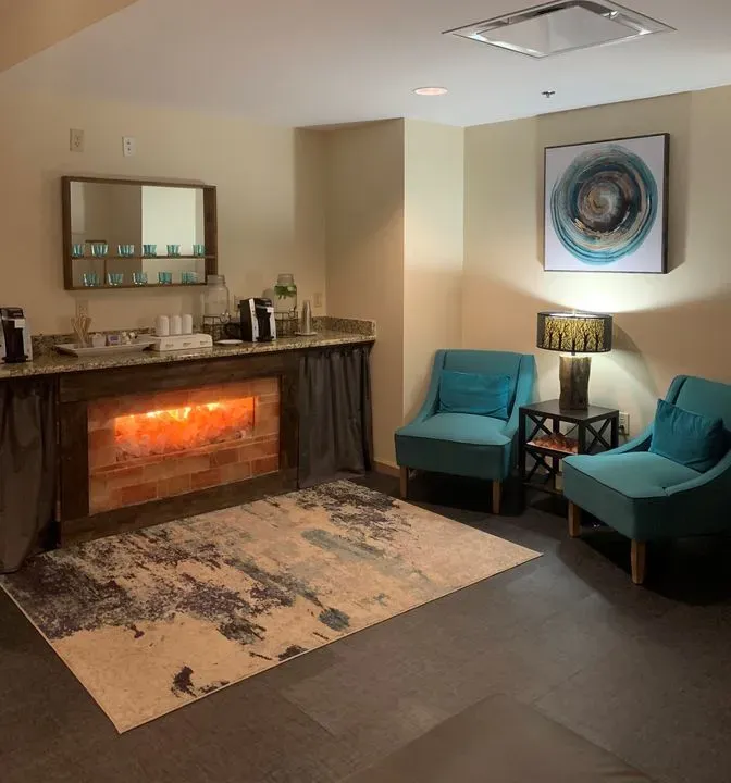 https://cdn.salonspotlight.com/photos/hpynTWv6AqVEwxqHHtAd/e0c3cc63-c44f-4931-bdc6-16ad62929a8d_720x720