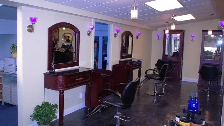 https://cdn.salonspotlight.com/photos/hrsykpPLoRpejj0CEgeG/552bb253-9f3a-4558-9ba4-a92c25d64214_720x720