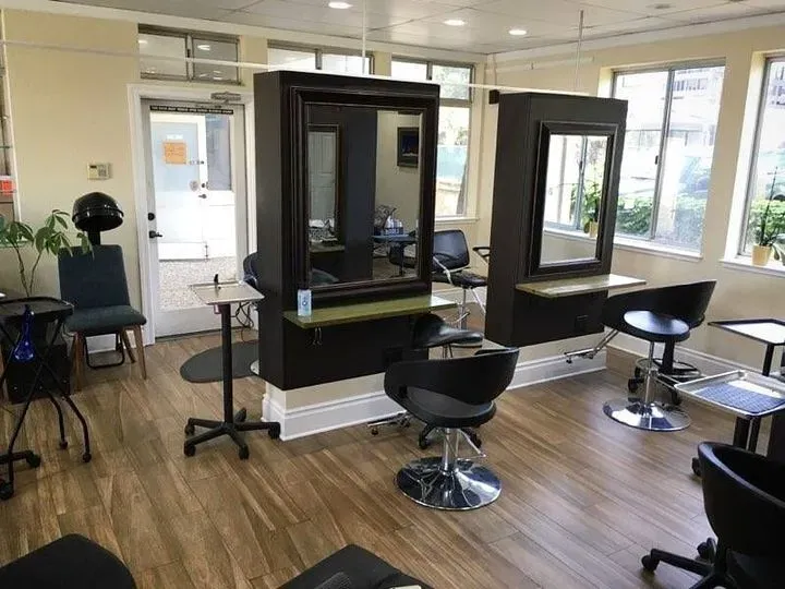 https://cdn.salonspotlight.com/photos/hsQ8xbPheEnswiGSQAvc/717ab42d-e633-4251-a229-e5654b6cd26a_720x720