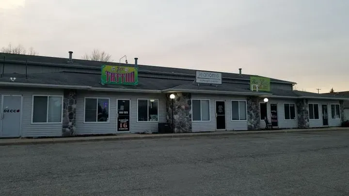 https://cdn.salonspotlight.com/photos/htTxeuH7DDilQstGOATo/2c926443-7d00-4893-a7db-0c37d1e5cb8a_720x720