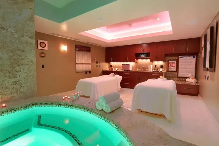 https://cdn.salonspotlight.com/photos/huYKS9AFbYZax5nlPPH2/27cae0ce-40f8-4d67-a9ea-780f65279286_720x720