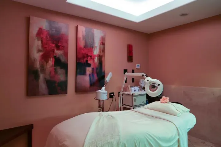 https://cdn.salonspotlight.com/photos/huYKS9AFbYZax5nlPPH2/2ecd179d-4f26-4fe0-83db-ebbdabcd3005_720x720
