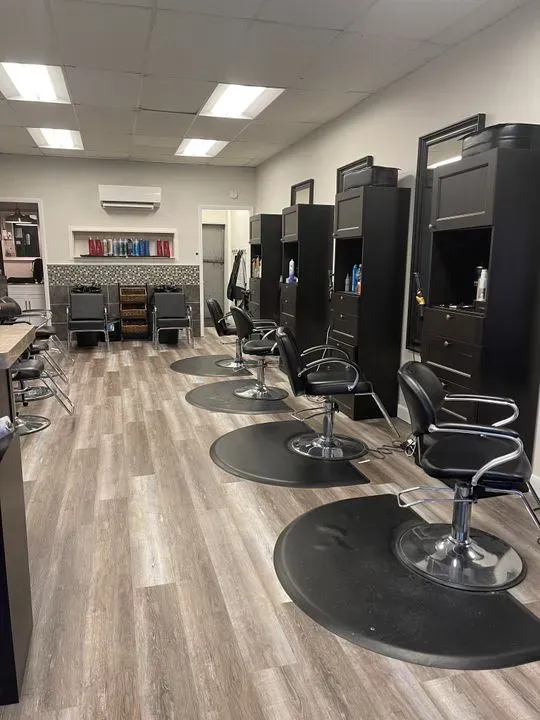 https://cdn.salonspotlight.com/photos/hvQtACCVDhwGD82bX86s/64403b9f-9be7-4e83-9e76-0db80a7053e1_720x720