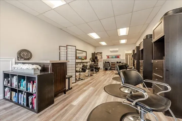 https://cdn.salonspotlight.com/photos/hvQtACCVDhwGD82bX86s/b69e5353-dc6c-49d9-baa6-c11769f138aa_720x720