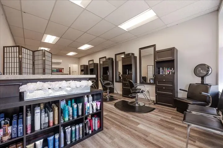 https://cdn.salonspotlight.com/photos/hvQtACCVDhwGD82bX86s/dfd0a11e-90b1-4d77-a51a-797f122b3cef_720x720