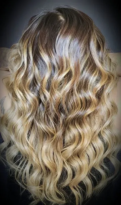 https://cdn.salonspotlight.com/photos/hvVRcU1oh9n2G7p4zPtU/14904338-99f3-4dce-8834-bd3ddb6a81ff_720x720