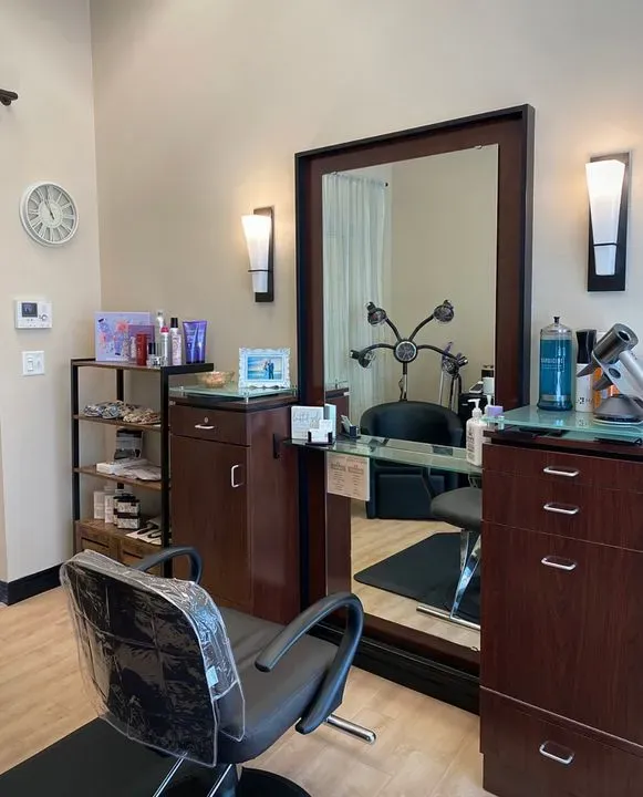 https://cdn.salonspotlight.com/photos/hwwyfavjyaOAc1IdcVwm/0d94c21d-b796-443f-a980-436b849c3e96_720x720