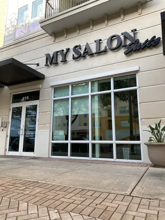 https://cdn.salonspotlight.com/photos/hwwyfavjyaOAc1IdcVwm/80f80e0a-ce97-4cfe-ad83-1779ad1b47f0_720x720
