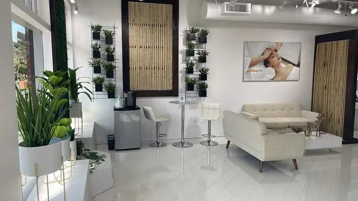 https://cdn.salonspotlight.com/photos/i1uSwobIPoEtL69vRZXc/3d97ae57-d8eb-4b3d-9a19-c3a91316d354_720x720
