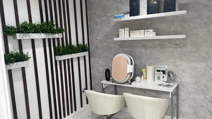 https://cdn.salonspotlight.com/photos/i1uSwobIPoEtL69vRZXc/ab62f114-836c-4cfc-82b5-d49ad94b479a_720x720