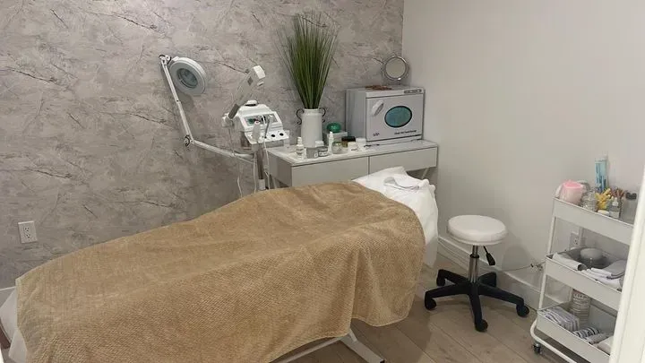 https://cdn.salonspotlight.com/photos/i1uSwobIPoEtL69vRZXc/af80b84c-c036-4877-97ce-6f292a5cff1c_720x720