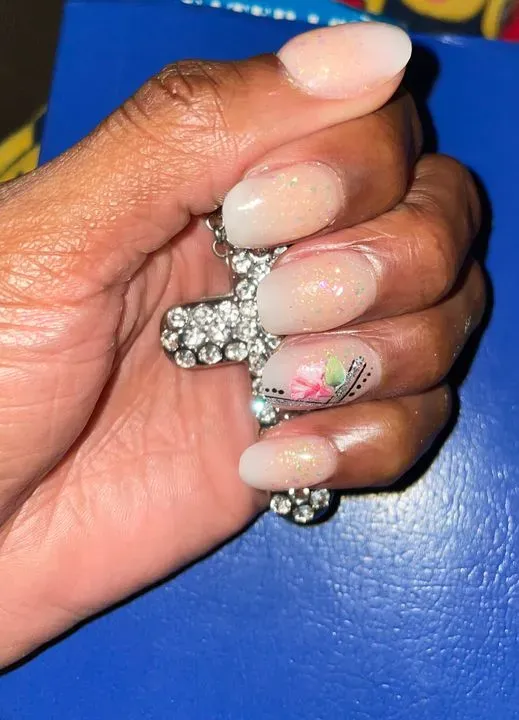 https://cdn.salonspotlight.com/photos/i4svsdMO2NY8kubzyO5D/cf2f859e-76d3-4fac-9735-86912d4c7638_720x720