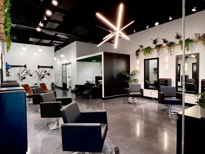 https://cdn.salonspotlight.com/photos/i5SDA3QRyBWUxCyJKf6j/4d4801d9-fda8-4360-98c0-d5e9c16b29f0_720x720