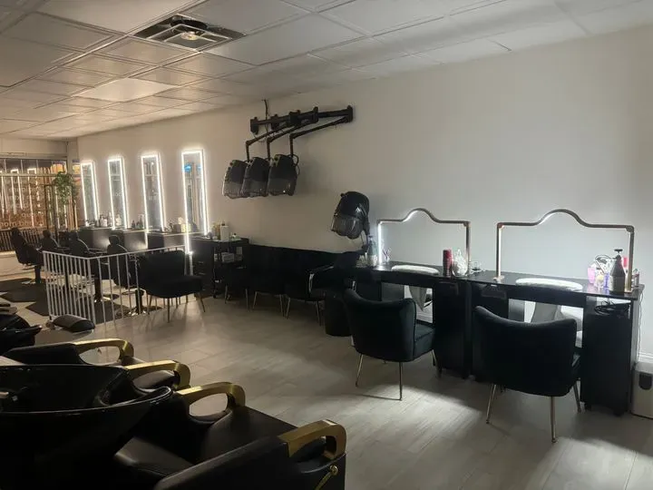 https://cdn.salonspotlight.com/photos/i61DPt67eT5tPeUe1Ra8/3d77ca8c-7879-4638-acd9-723ab9113118_720x720