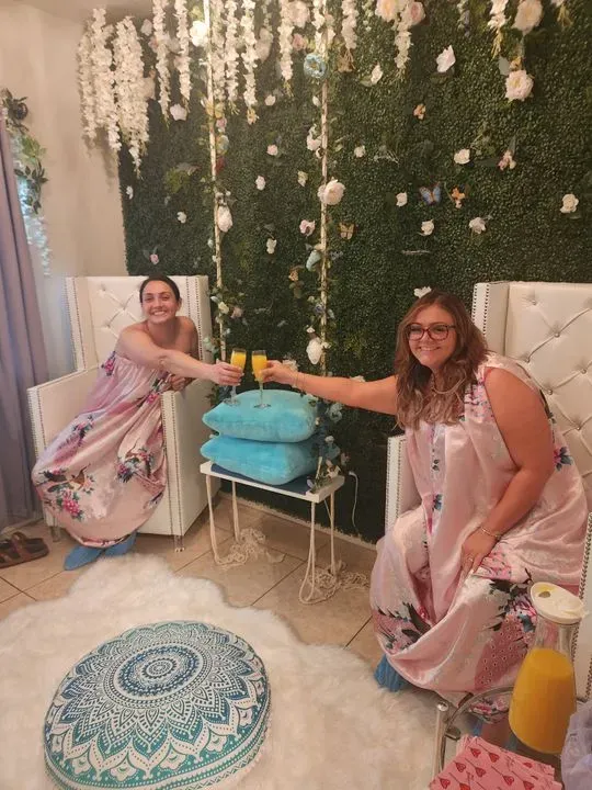 https://cdn.salonspotlight.com/photos/iBHngg1ru8jc42OS6rW5/847a1452-d4d3-4ca1-9d5d-506168c79372_720x720