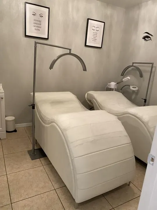 https://cdn.salonspotlight.com/photos/iBHngg1ru8jc42OS6rW5/babd9494-5e0d-4c71-a903-2e35ad784afb_720x720