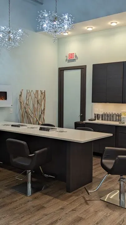 https://cdn.salonspotlight.com/photos/iCCrXRvKCn2fjWQNC4jO/3bceda0a-8838-4e6c-8891-4c3fd4f84280_720x720