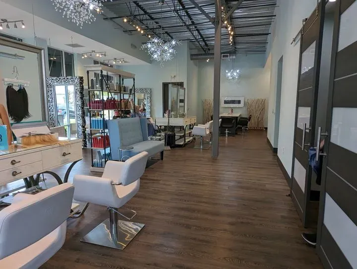 https://cdn.salonspotlight.com/photos/iCCrXRvKCn2fjWQNC4jO/b466a0f7-b57c-4d3f-9677-d0d1a650190d_720x720