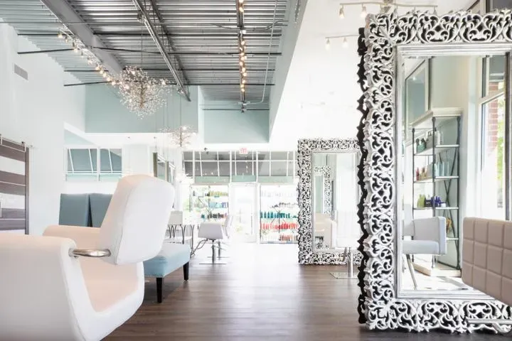 https://cdn.salonspotlight.com/photos/iCCrXRvKCn2fjWQNC4jO/c28c3c89-9320-4a59-9cd7-0ff5e8c9e138_720x720