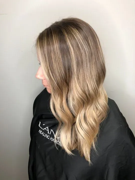 https://cdn.salonspotlight.com/photos/iDnGh8BV3WMTdY2jCPiX/82354d33-db64-4221-ba8d-70593f1ed4d5_720x720