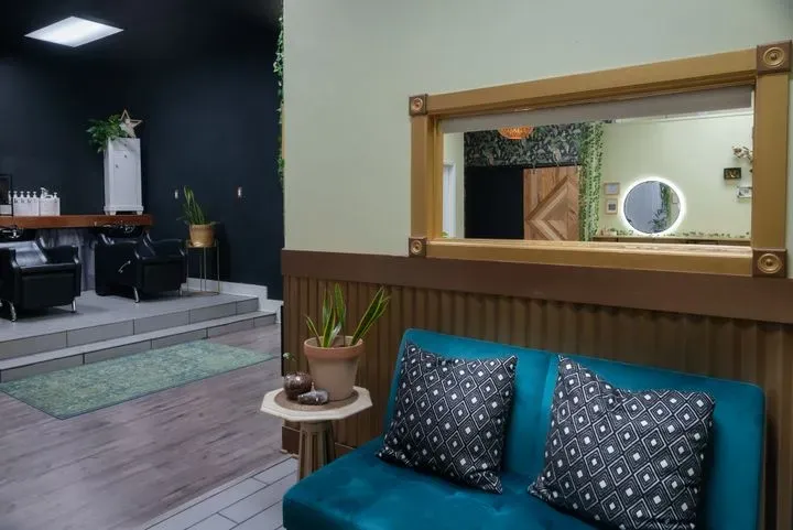 https://cdn.salonspotlight.com/photos/iK4kdxB5LGhE6vWflJTg/252656e7-75a9-46ec-8573-3701b1735f32_720x720