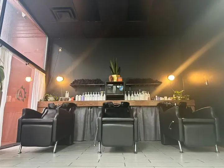 https://cdn.salonspotlight.com/photos/iK4kdxB5LGhE6vWflJTg/5cab575b-3346-4431-b3db-7bca4d16384e_720x720