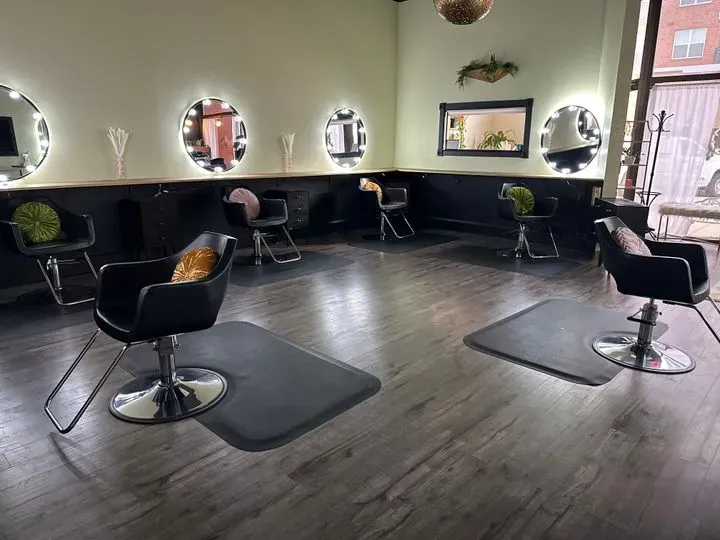 https://cdn.salonspotlight.com/photos/iK4kdxB5LGhE6vWflJTg/ba937823-0c4c-4a33-8d09-e45350be0341_720x720