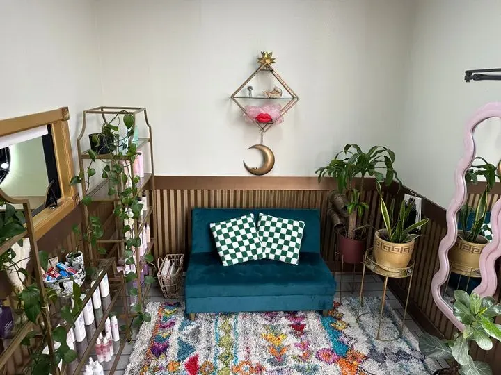 https://cdn.salonspotlight.com/photos/iK4kdxB5LGhE6vWflJTg/d925b7b8-b63b-42a7-b6f5-3e8f35f0ee21_720x720